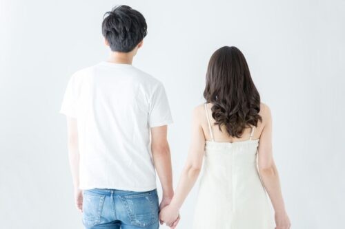うつ病でも恋愛・結婚はできるという希望を象徴する手を取り合うカップル
