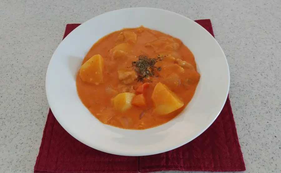 具だくさんで野菜が摂れる、トマトクリームシチュー