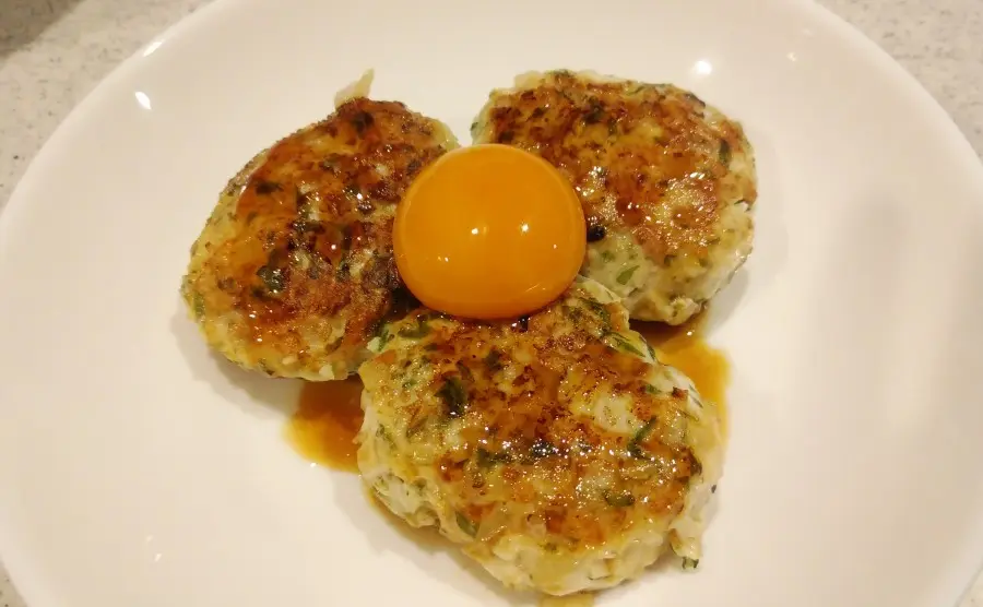 卵黄を乗せた、鶏ひき肉と大葉のつくね