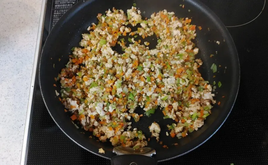 肉と野菜を炒める