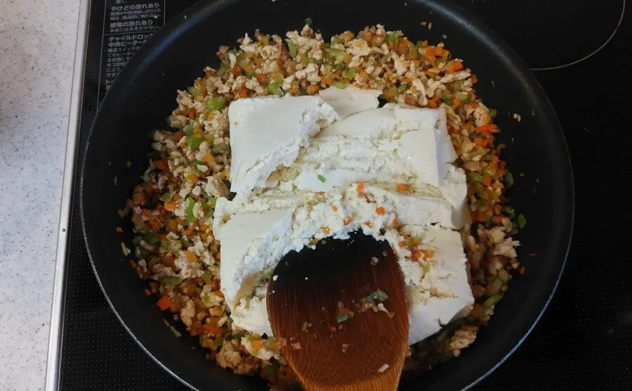 豆腐を入れて炒める